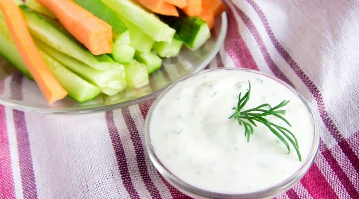 Palitinho de cenoura e pepino com patê de iogurte