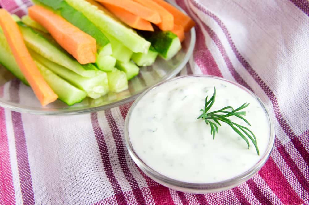 Palitinho de cenoura e pepino com patê de iogurte